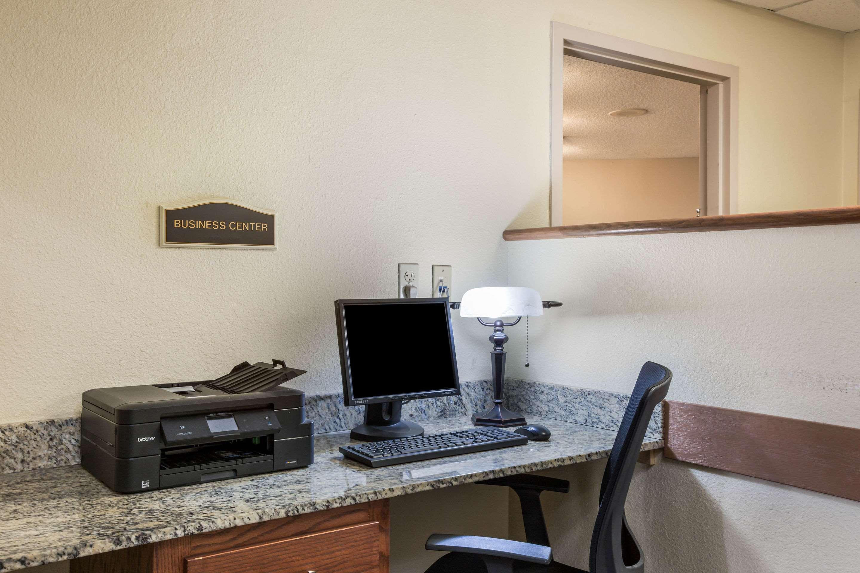 Quality Inn & Suites Lawrence - University Area Экстерьер фото